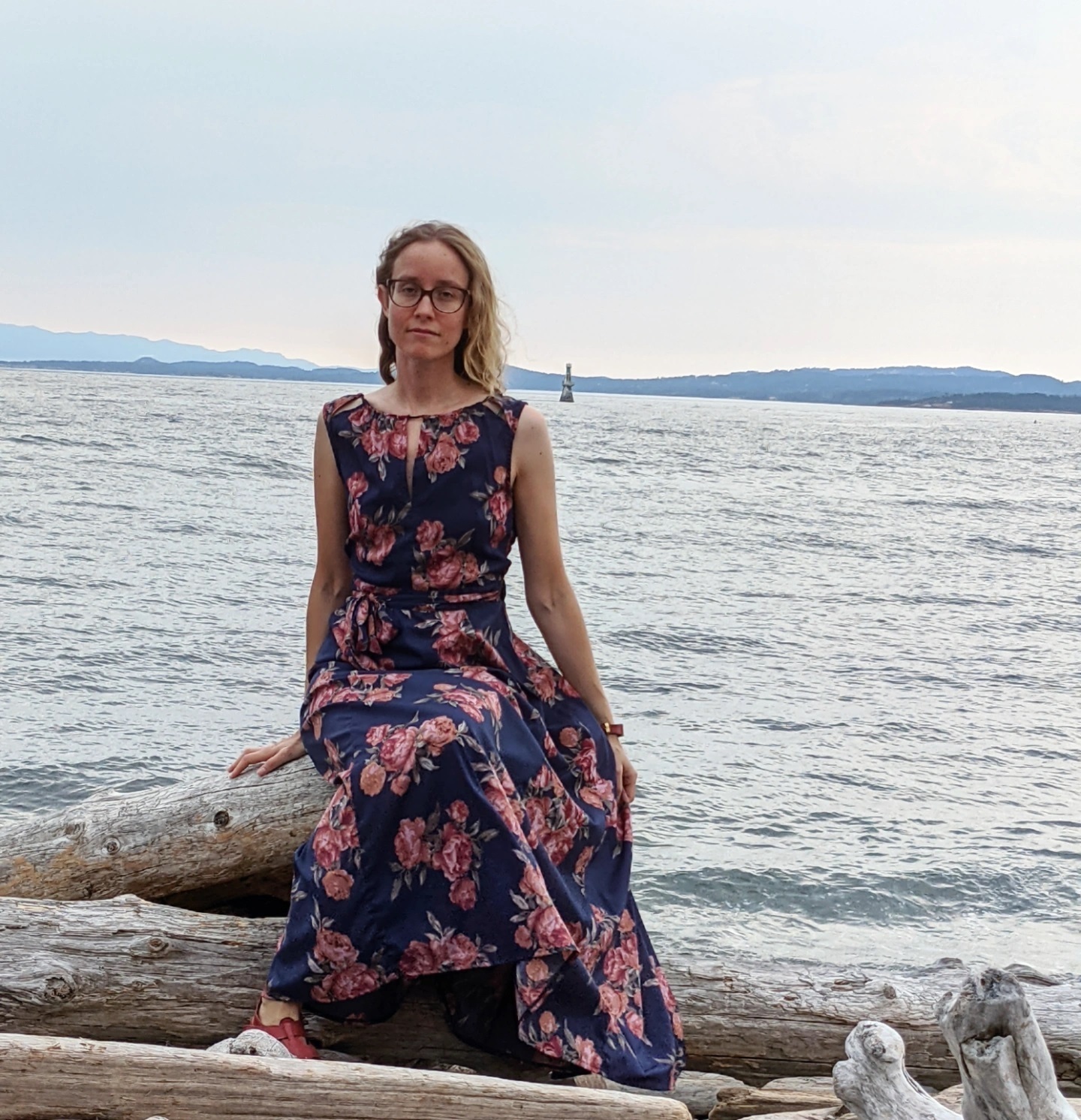 photo of Zoe Dickinson with the ocean in the background